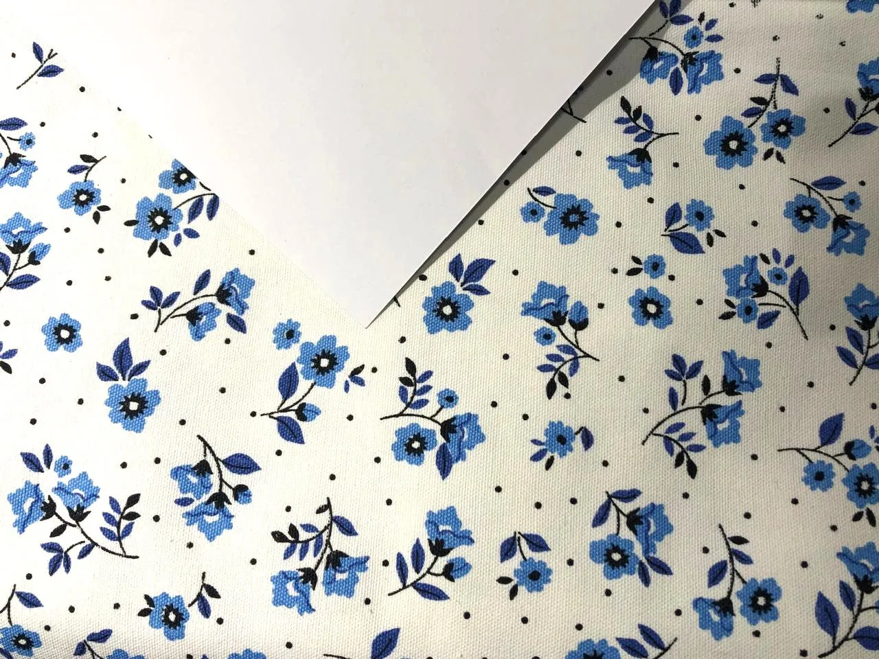 Cotton canvas duck fabric White with blue floral motifs [16523]